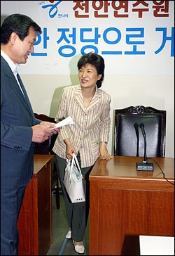 박근혜 한나라당 대표가 헌납식을 마친뒤 김무성 사무총장과 웃으며 회의장을 나서고 있다. 